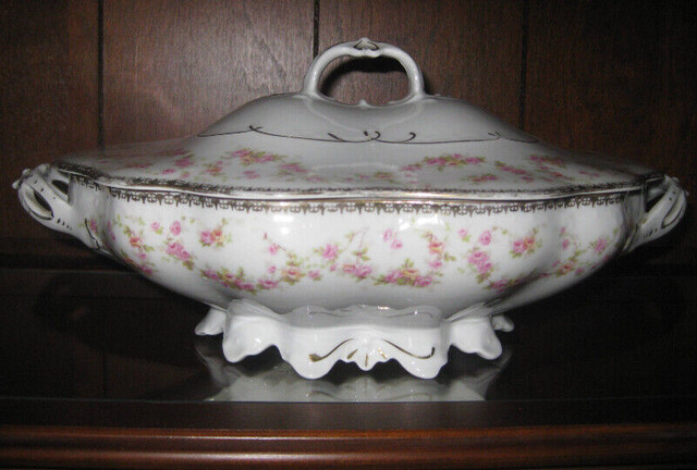 Antique Porcelain Covered Tureen in Arts & Collectibles in Mississauga / Peel Region