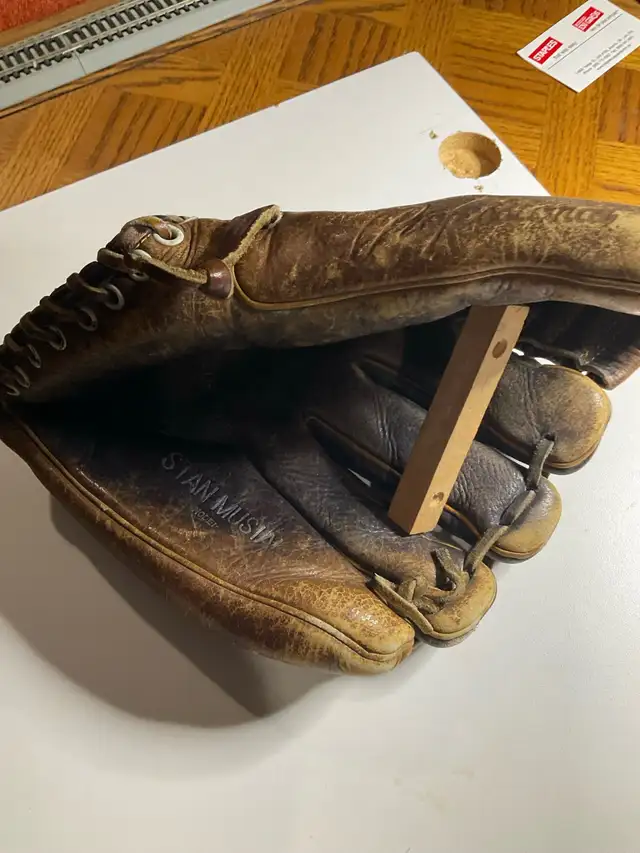 Stan Musial Vintage Baseball glove from 1950’s! in Baseball & Softball in Markham / York Region - Image 3