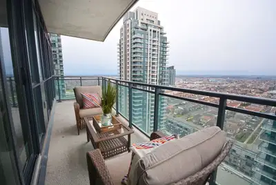 1 bed 1 bath spacious condo  square one
