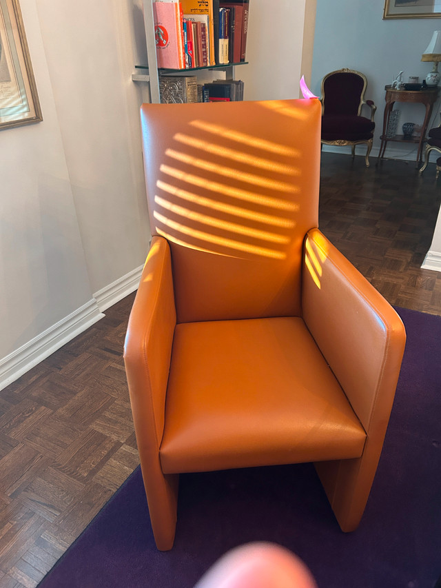 2 Fauteuils de salle a manger ou salon en cuir caramel - dans Chaises, Fauteuils inclinables  à Ville de Montréal - Image 2