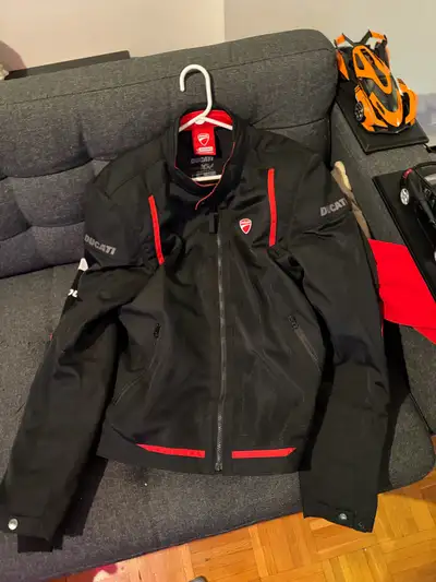 Je vends mon ensemble Ducati, comprenant un manteau de moto de taille XxL et un manteau L à capuchon...