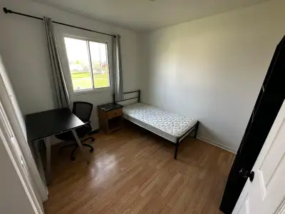 Room for rent. Walking distance to supermakets, gym, cafes, restraunts. Shared house with other work...