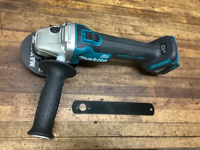 MAKITA LXT 18v BRUSHLESS 4 1/2” SLIDE SWITCH GRINDER in Power Tools in Barrie - Image 6