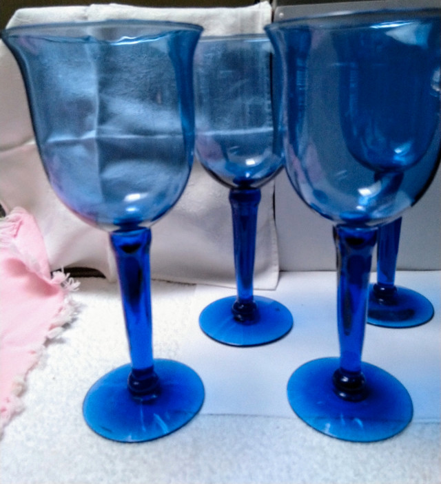 Vintage Large Cobalt Blue Glasses x4 in Kitchen & Dining Wares in Oakville / Halton Region - Image 3