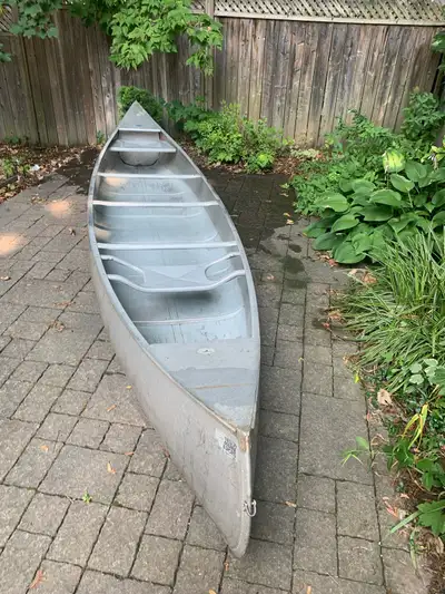 A 16ft aluminum canoe. Grumman are renown for aluminum canoes. Lightweight and excellent for portagi...