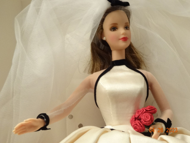 Vera Wang Bride doll,in box, mint, very special, 1997, white/blk in Arts & Collectibles in Kelowna