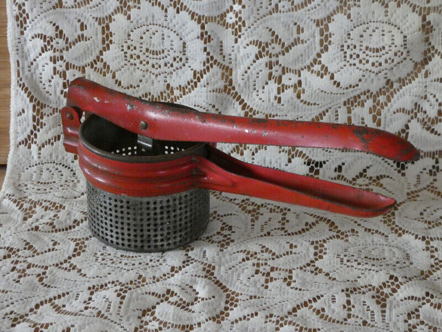 Vintage masher/juicer, potato ricer, apple grater in Arts & Collectibles in St. Catharines - Image 3