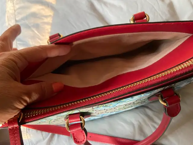 Gucci Bag in Women's - Bags & Wallets in Mississauga / Peel Region - Image 4