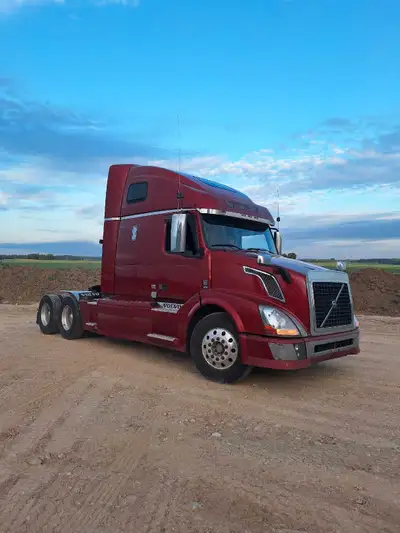 Selling for customer 2nd owner All long haul-500Hp d13 and auto shift. -New rad -New injectors -New...