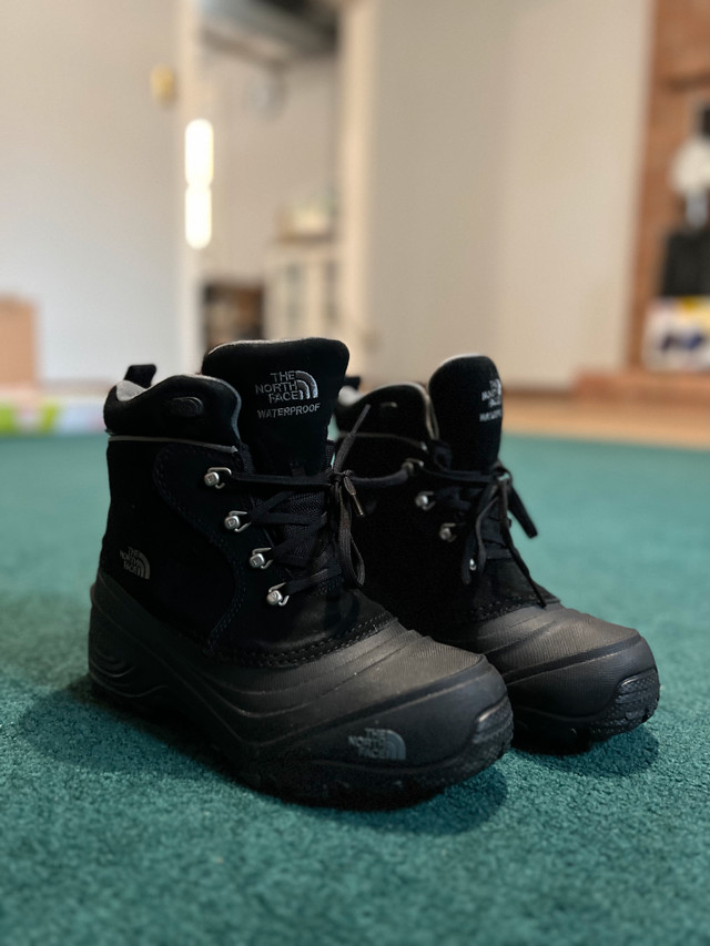 North Face - Chilkat Lace II Winter Boots - Youth (New) in Kids & Youth in Stratford - Image 2