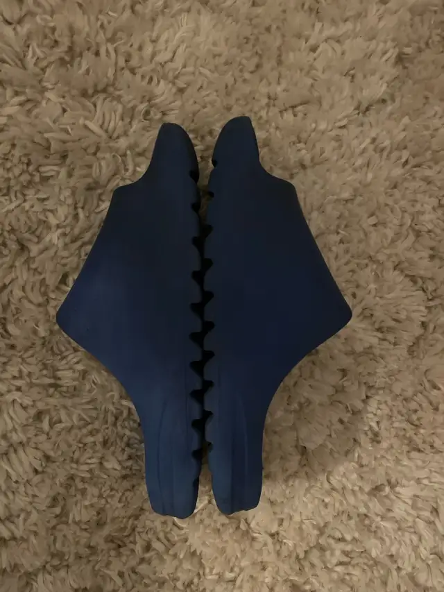 YEEZY slides “AZURE” size 11 in Men's Shoes in Oakville / Halton Region - Image 3