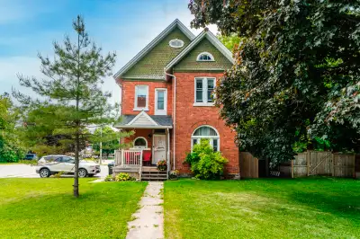 Charming Century Duplex in Central Elmvale! This beautifully maintained legal duplex features two sp...