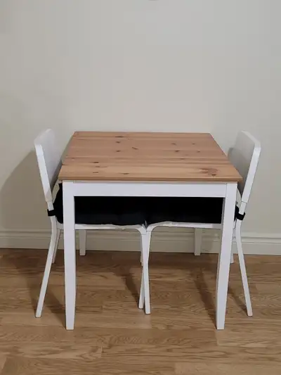 -Table Ikea pour 2 personnes 29" x 29" x 29 1/2" haut (74 cm x 74 cm x 75 cm). - 2 chaises Ikea avec...