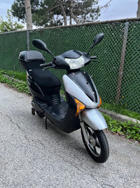 Emmo 48v Electric Scooter (Ebike) ~ New Batteries Installed 