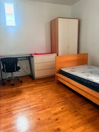 Room for rent female student near metro station Plamondon