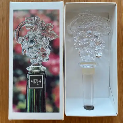 This is a gorgeous heavy glass (or possibly crystal) bottle stopper in a sculpted “grapes and leaves...