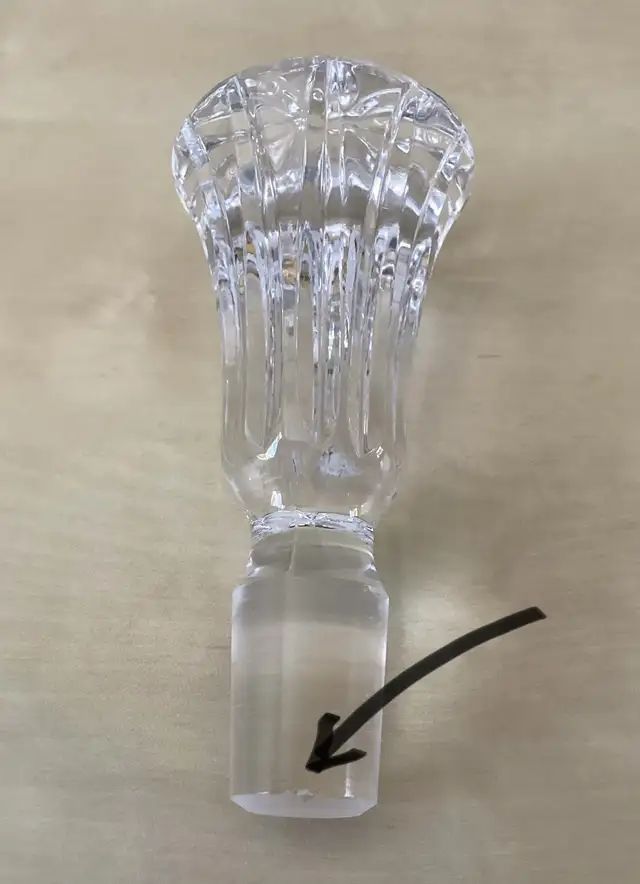 Vintage Heavy Cut Crystal Pinwheel Whiskey Wine Decanter in Kitchen & Dining Wares in West Island - Image 9