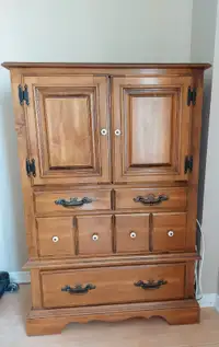 Armoire vintage en bois / Vintage wooden armoire/dresser