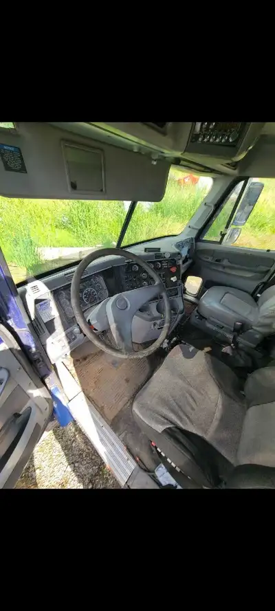 Freightliner Columbia cab selling at auction in about 2 hrs only at $ 20 yet! Good cab or even just...