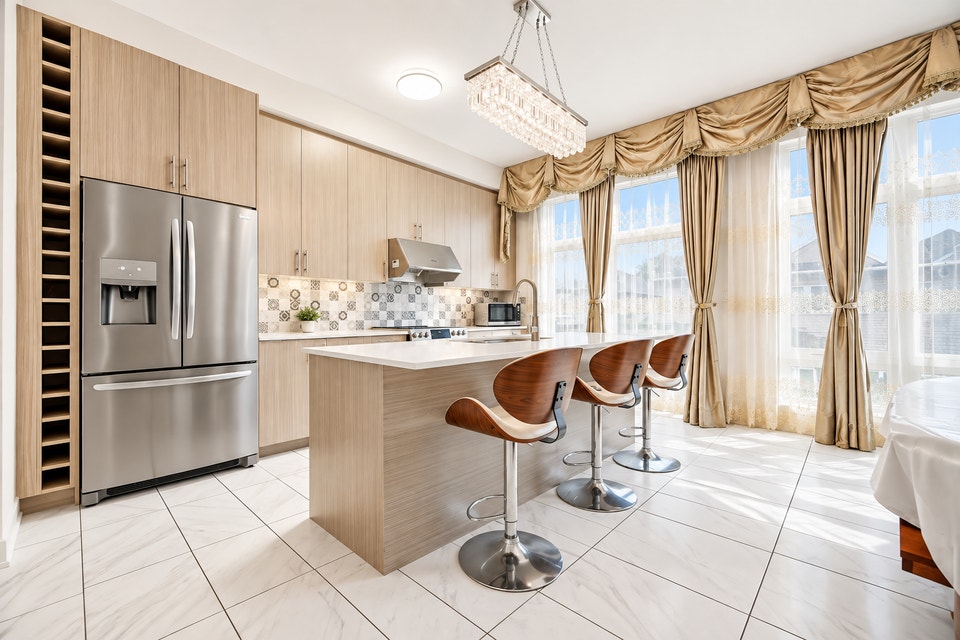 OCT/NOV - 3 Bed + Den / 4 Baths Townhouse Near 400/Major Mack 1