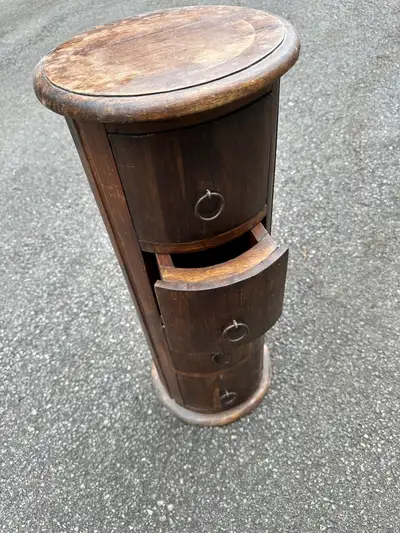 Meuble de bois décoratif en rond Avec 5 tiroirs pratique 27 pouces de hauteur 11 pouces de diametre