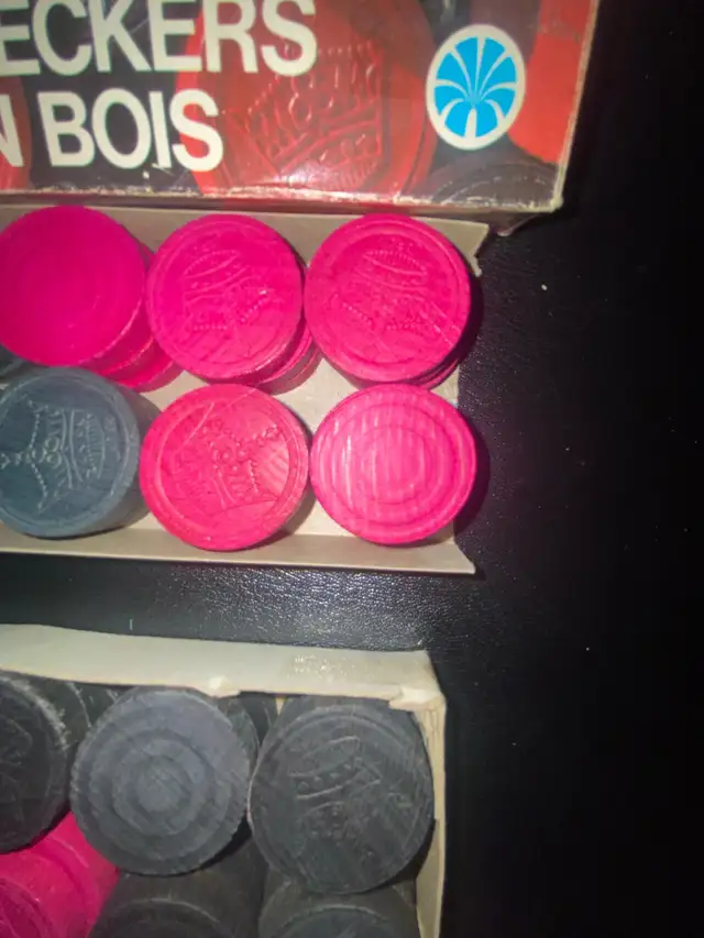 set of 2 Canada  wood checkers in box. in Toys & Games in Markham / York Region - Image 5