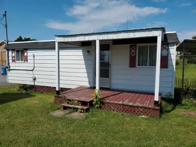 Maison mobile a déménager. 12x30 avec roues et tongue pour la remorqué. Isolé 4 saisons. Beau projet...