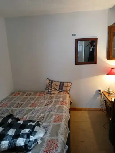 Shared accommodation. 5min walk to downtown. Bus stop one block away.