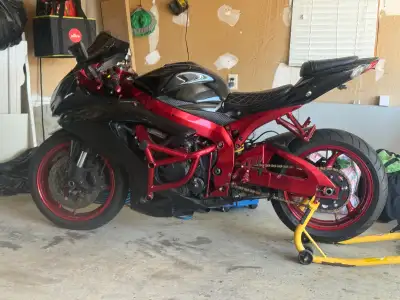 2008 gxsr 750 tuned 51,000 km Bike is power coated candy apple red