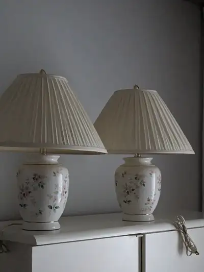 LAMPE DE CHEVET EN PORCELAINE. FAITES UNE OFFRE, View more