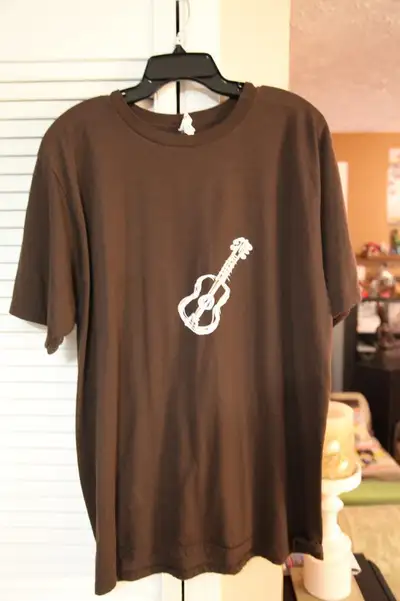 T-Shirt brun. XL: Fan de Guitare.  NEUF jamais porté.  LIVRAISON, View more