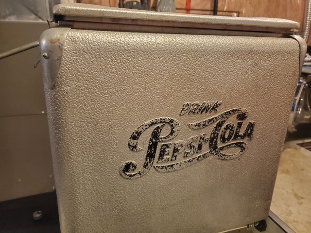 Pepsi-cola cooler in Arts & Collectibles in Mississauga / Peel Region - Image 4