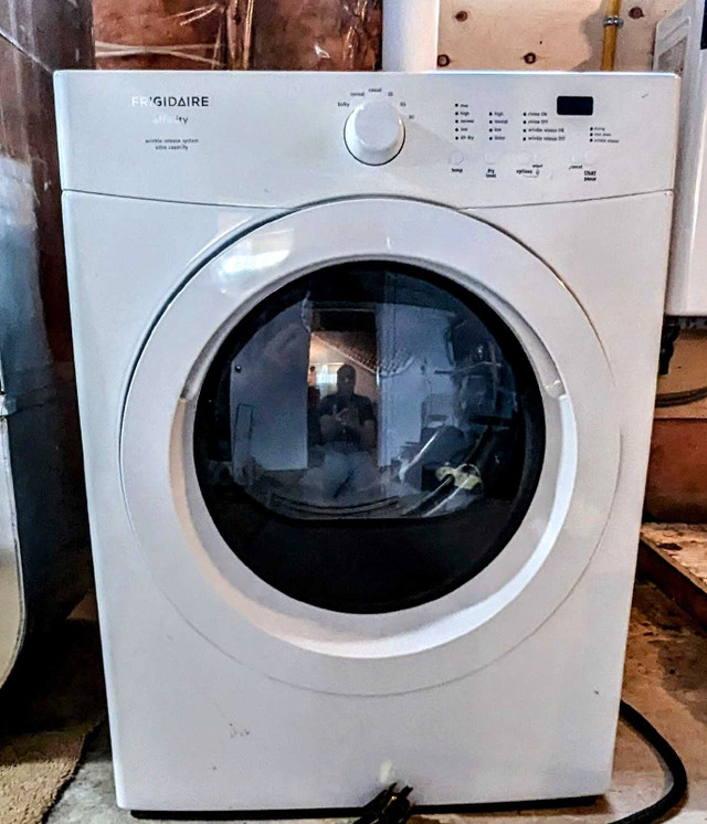 Frigidaire cloth dryer in Washers & Dryers in Cambridge