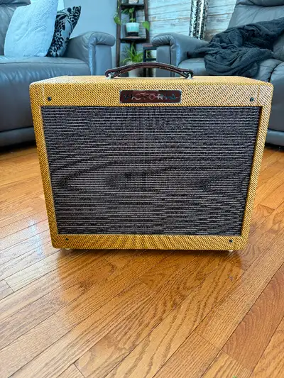 This is a Victoria 5112, lacquered tweed covered amplifier. The amp is handwired, Pine constructed c...