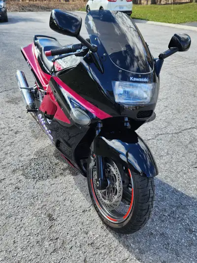 1991 ZX-11 well maintained new double compound Michelin tires, after market smoke signal light cover...