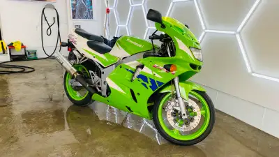Beautiful 1995 ZX6R Owned by a enthusiastic for years, then by myself the last 2 years. Super clean...