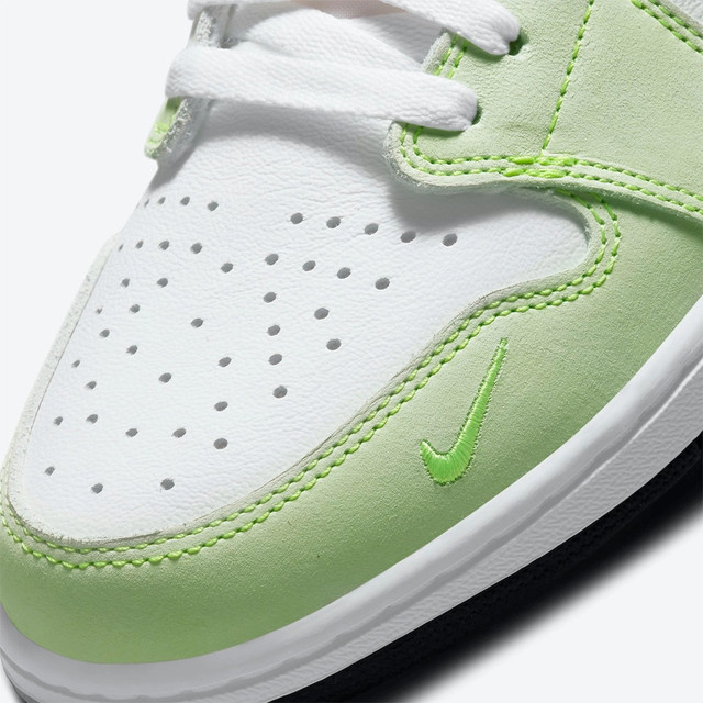 Air Jordan 1 Low OG “Ghost Green” in Men's Shoes in Markham / York Region - Image 2