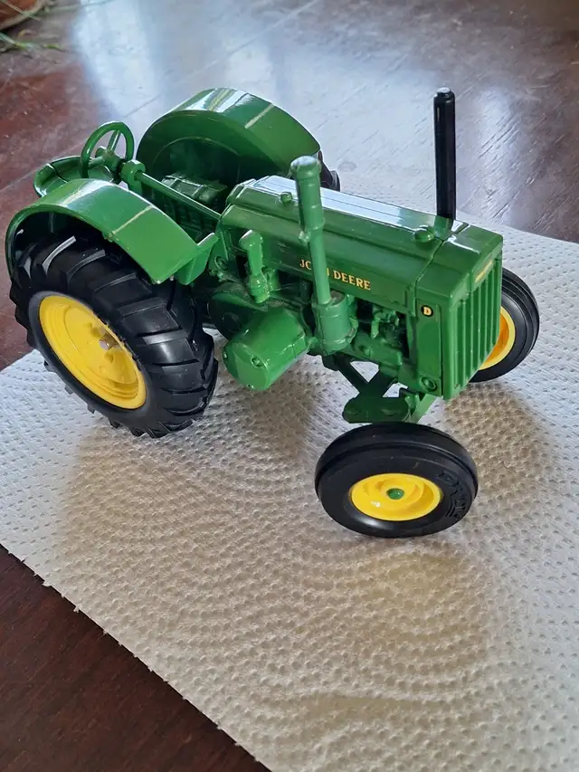 John Deere "D" Die Cast Tractor in Arts & Collectibles in Grande Prairie - Image 10