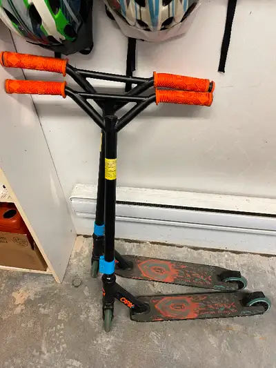 Deux trottinettes Capix en bon etat / Two Capix Scooters in good shape $50 pour les deux ou $30 chac...