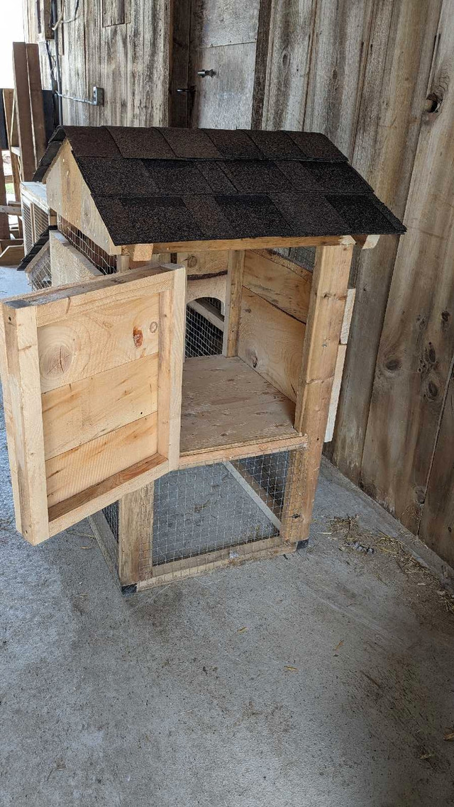 Rabbit hutch / small chicken coop in Livestock in St. Catharines - Image 3