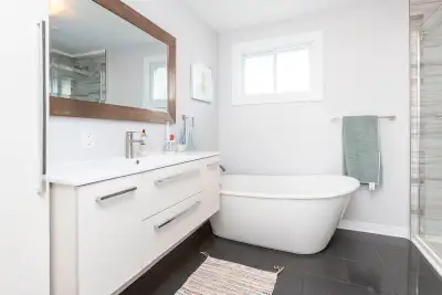 Beautiful apartment for rent in an amazing location. 10 minute walk from the LRT and Gloucester shop...