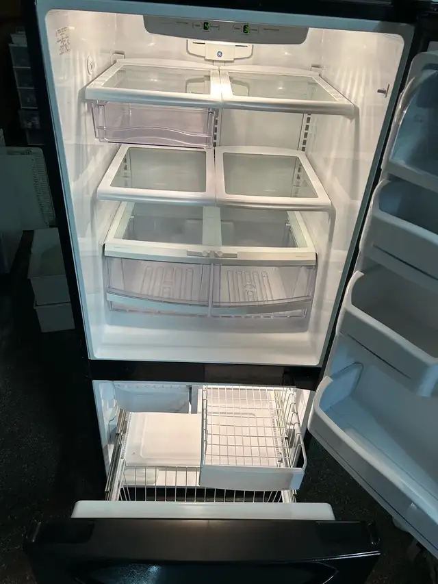 GE Stainless Stell Refrigerator - No issues in Refrigerators in Kitchener / Waterloo - Image 3