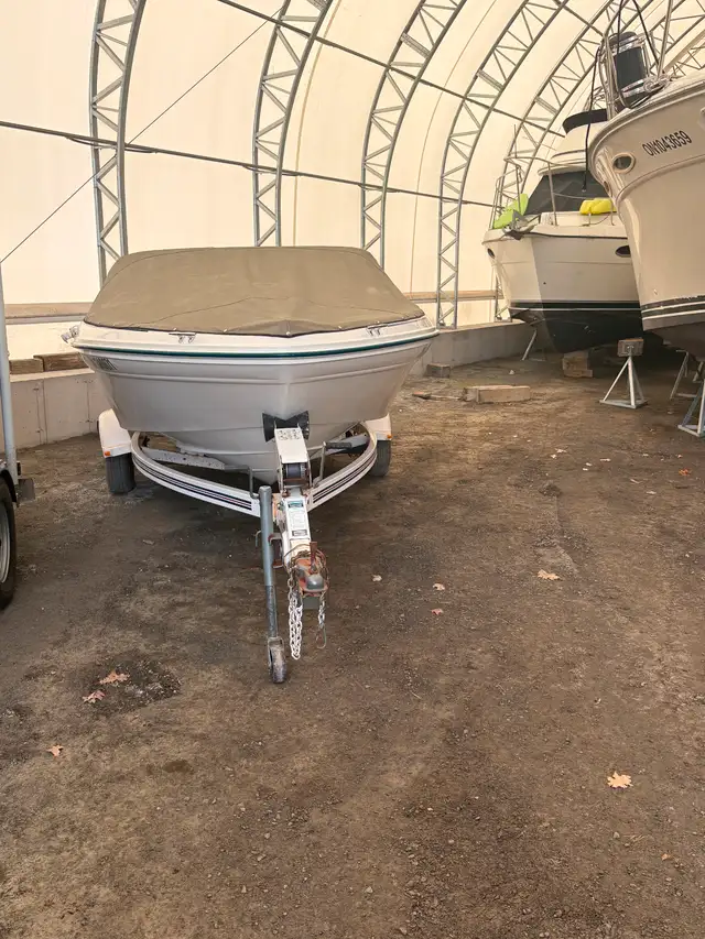 1998 Sea Ray 180BR w Trailer in Powerboats & Motorboats in Kingston - Image 2