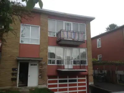 Great location close to downtown,walking to General Hospital, Perley Rideau veteran home, University...
