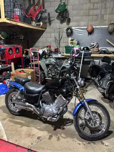 1993 Yamaha virago 535cc. Needs new battery, needs a paint job, needs a light bulb. Could probably u...