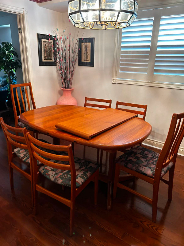 Beautiful teak dining room set, Buffet, Hutch, Table, chairs in Dining Tables & Sets in City of Toronto - Image 2