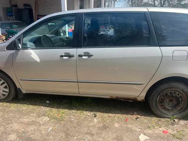 2004 toyota sienna dans Autos et camions dans Ottawa - Image 2