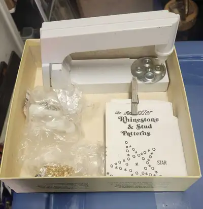 Add some sparkle to your life with this vintage Bedazzler rhinestone and stud setter! This used tool...