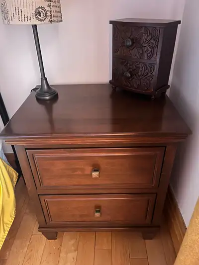 Table de chevet en bois massif faite au Québec, View more