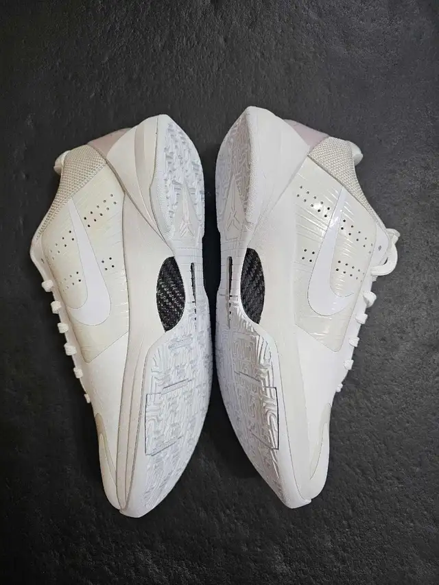 Kobe 5 Platinum size 8 in Men's Shoes in Mississauga / Peel Region - Image 5